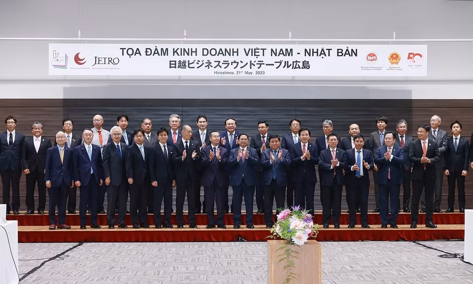 Thủ tướng Phạm Minh Chính và các đại biểu chụp ảnh chung tại Tọa đàm kinh doanh Việt Nam-Nhật Bản. (Ảnh: Dương Giang/TTXVN)