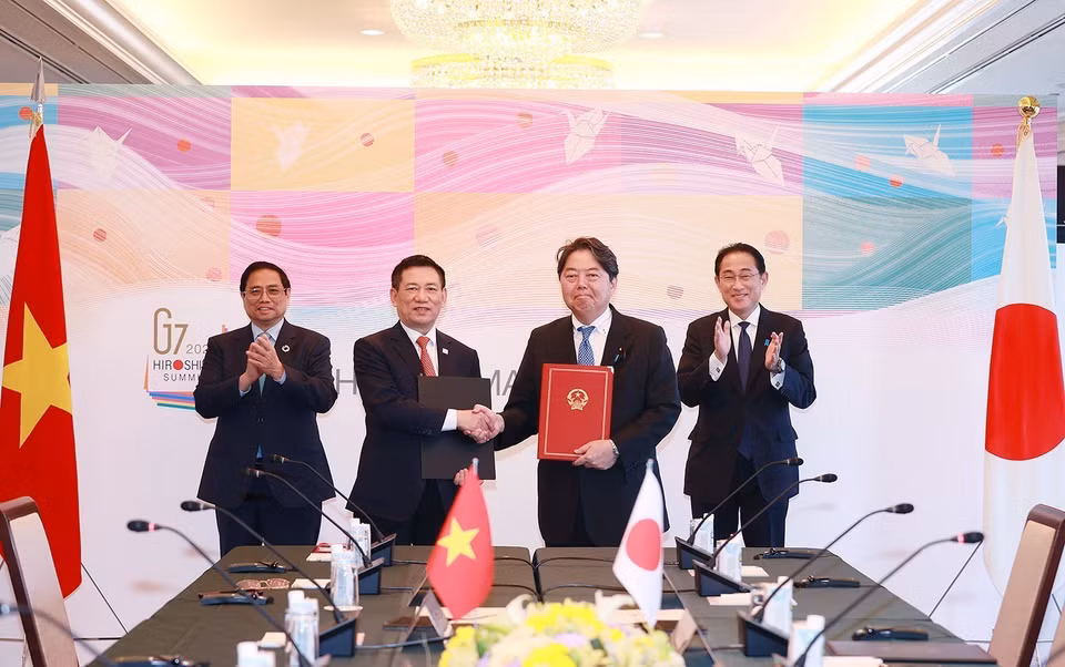 Thủ tướng Phạm Minh Chính và Thủ tướng Nhật Bản Fumio Kishida chứng kiến trao đổi văn kiện ký kết các văn bản hợp tác ODA thế hệ mới giữa Bộ trưởng Bộ Tài chính Hồ Đức Phớc và Bộ trưởng Ngoại giao Nhật Bản. (Ảnh: Dương Giang/TTXVN)