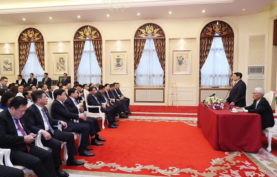 Thủ tướng Phạm Minh Chính phát biểu tại buổi gặp gỡ cán bộ nhân viên Đại sứ quán và cộng đồng người Việt Nam tại Trung Quốc. (Ảnh: Dương Giang/TTXVN)