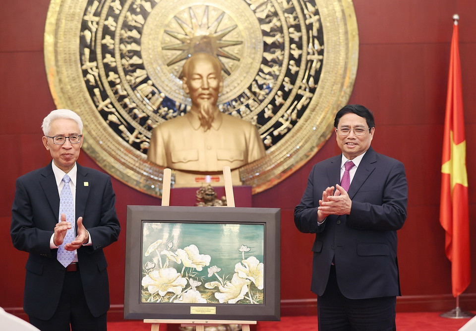 Thủ tướng Phạm Minh Chính tặng quà cho Đại sứ quán và cộng đồng người Việt Nam tại Trung Quốc. (Ảnh: Dương Giang/TTXVN)