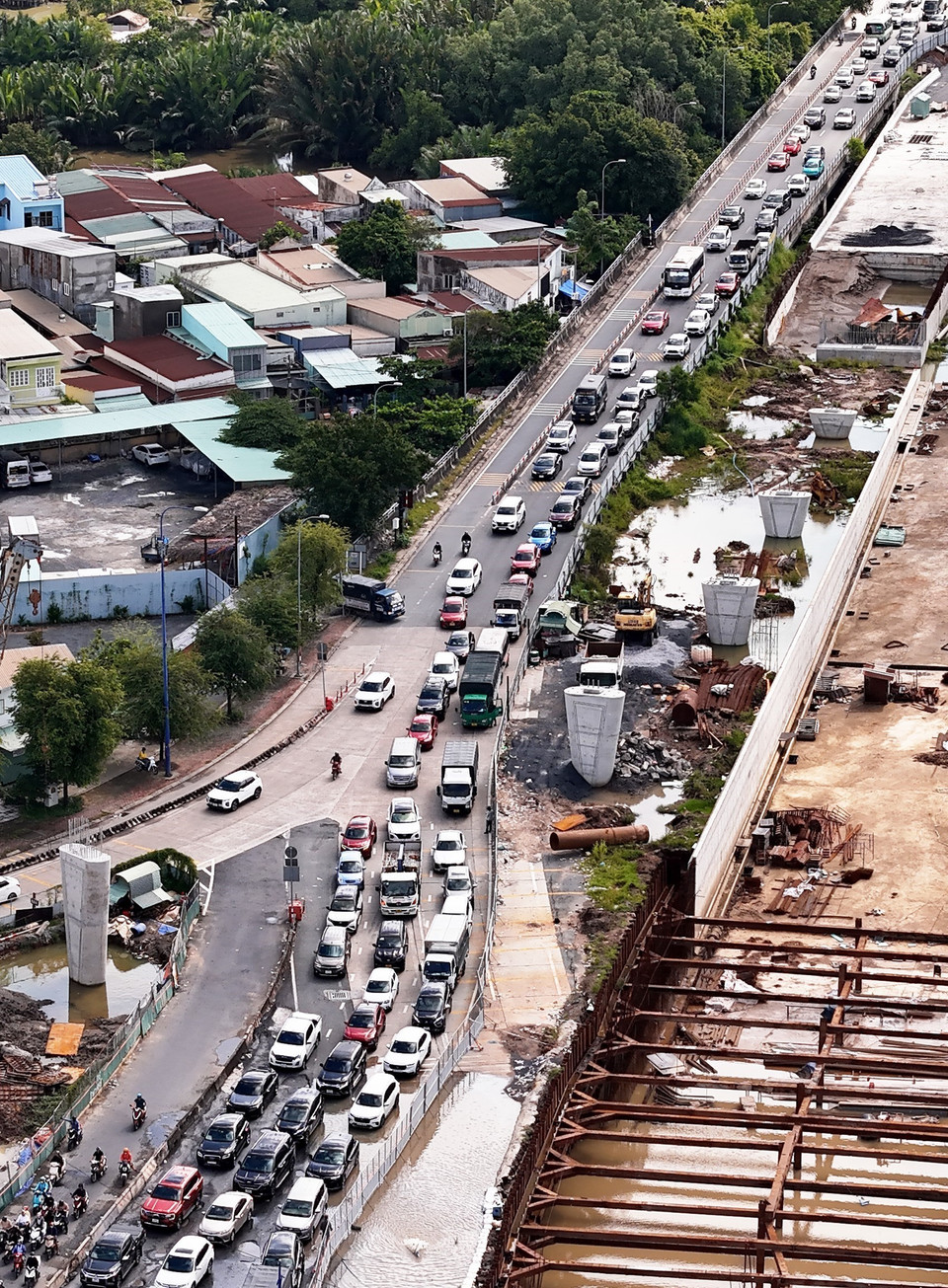 Hàng dài các phương tiện giao thông nối đuôi nhau ở nút giao An Phú (thành phố Thủ Đức). (Ảnh: Hồng Đạt/TTXVN)