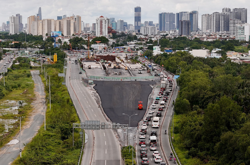 Cao tốc Thành phố Hồ Chí Minh-Long Thành hướng về nút giao An Phú ùn kéo dài, trong khi hướng ngược lại đang thông thoáng. (Ảnh: Hồng Đạt/TTXVN)