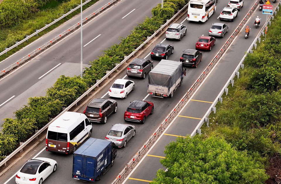 Tình trạng ùn ứ kéo dài trên cao tốc Thành phố Hồ Chí Minh-Long Thành hướng về nút giao An Phú, sáng 3/9. (Ảnh: Hồng Đạt/TTXVN)