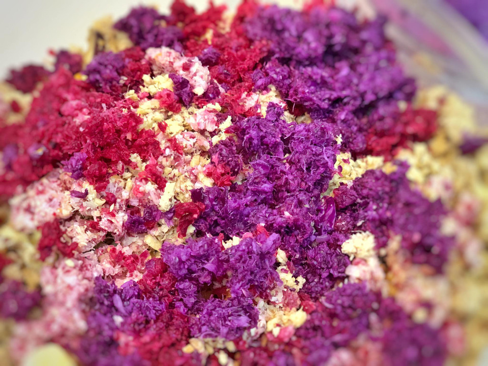  Nước ép sẽ giữ được gần như toàn bộ dinh dưỡng và vitamin nếu được ép bằng máy ép chậm chuyên dụng. Bởi bã các loại rau, củ, quả được ép khô kiệt như thế này. (Ảnh: Mai Mai/Vietnam+)