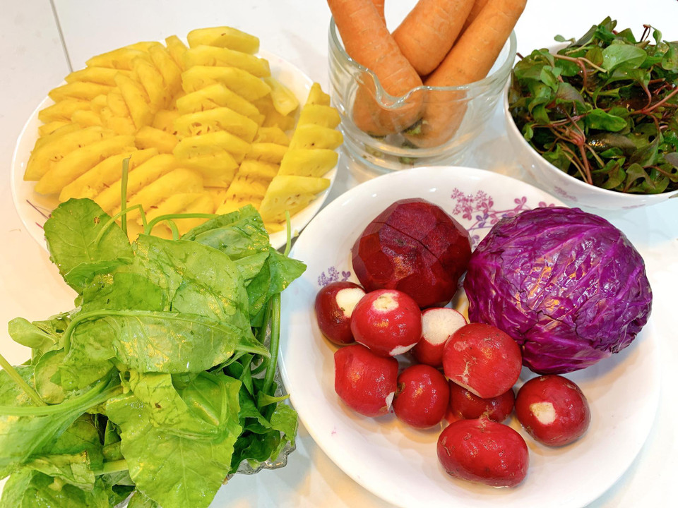 Toàn bộ nguyên liệu dùng để ép món nước có tác dụng bổ máu, đẹp da, giàu dinh dưỡng và mát mẻ cho mùa Hè. (Ảnh: Mai Mai/Vietnam+)