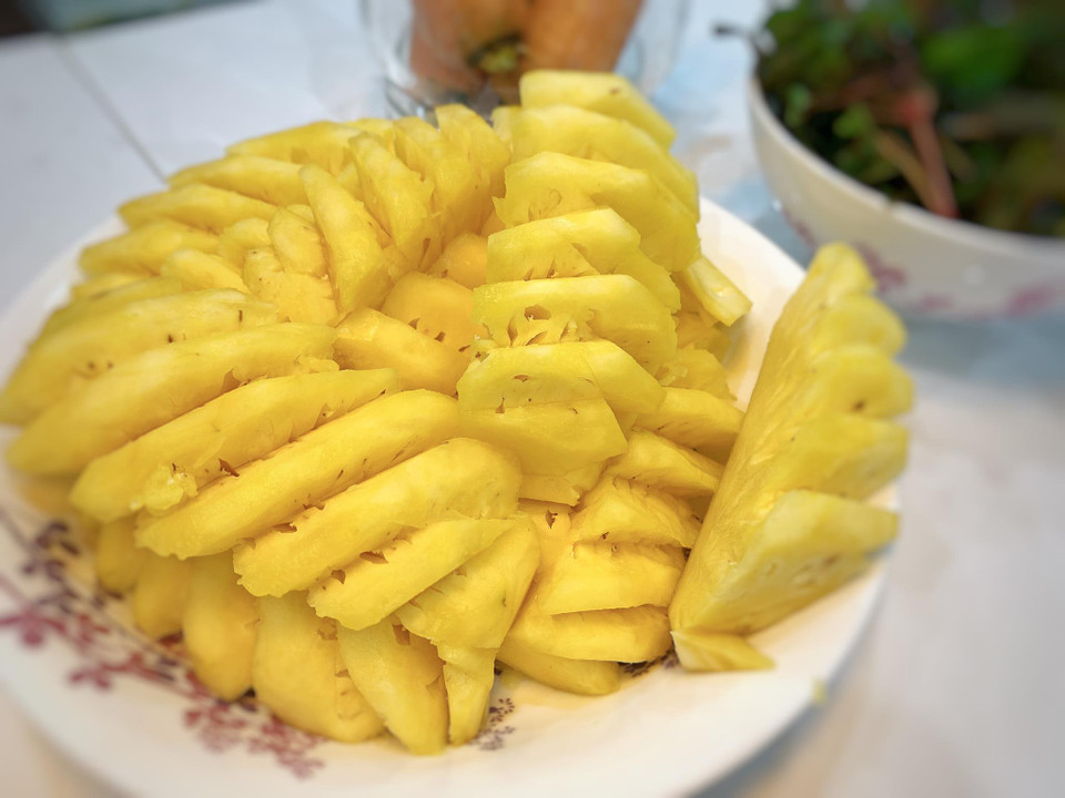 Dứa giàu vitamin, enzyme và chất chống oxy hóa. Loại quả nhiệt đới này có thể cung cấp đầy đủ chất dinh dưỡng, vitamin và khoáng chất. Ngoài ra, dứa còn có tác dụng hỗ trợ tăng cường hệ thống miễn dịch, hỗ trợ điều trị chứng khó tiêu và giúp xương chắc khỏe. (Ảnh: Mai Mai/Vietnam+)