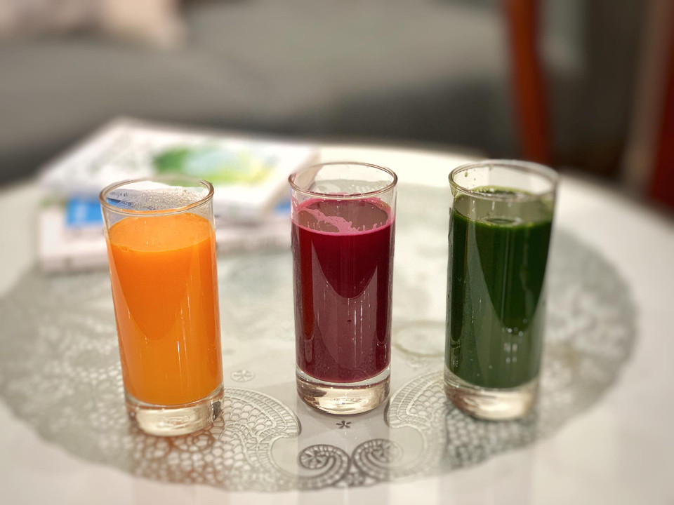 Thành phẩm ép từ cà rốt-dứa, củ cải đỏ-bắp cải tím, cải bó xôi. (Ảnh: Mai Mai/Vietnam+)