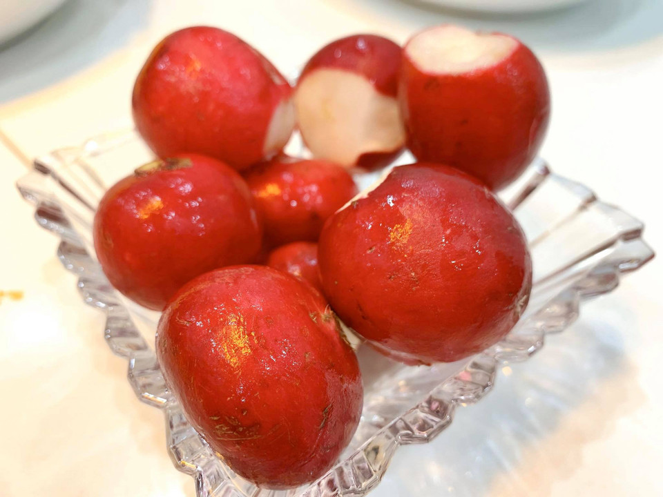 Củ cải đường (củ cải đỏ) là một nguồn cung cấp sắt rất lớn, giàu chất chống oxy hóa, vitamin, khoáng chất và chất xơ. Củ cải đỏ cũng được sử dụng làm thuốc trong thời cổ đại bởi nó giàu vitamin C, magiê, beta-carotene, bioflavonoids, kali và mangan. Nước ép củ cải đường hỗ trợ sức khoẻ mắt và gan, hỗ trợ hạ huyết áp, chất béo trung tính trong máu và cải thiện hoạt động thể thao. Tuy nhiên, củ cải đỏ chỉ nên dùng với số lượng ít vừa phải. (Ảnh: Mai Mai/Vietnam+)