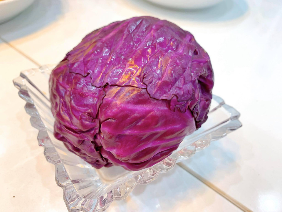 Bắp cải tím chứa chất phytochemical, chất dinh dưỡng, chất chống oxy hóa, vitamin và khoáng chất là thiamin, folate, canxi, magiê, mangan, riboflavin, sắt, kali, vitamin A, vitamin E, vitamin C, vitamin K và vitamin B và chất xơ. Một cốc bắp cải tím xắt nhỏ cung cấp 2gr chất xơ. Bởi thế bắp cải tím có rất nhiều tác dụng như: tăng cường hệ miễn dịch, phòng chống ung thư, giảm cân, chống viêm khớp, điều trị viêm loét dạ dày, giảm nguy cơ loãng xương, tăng cường trao đổi chất. (Ảnh: Mai Mai/Vietnam+)