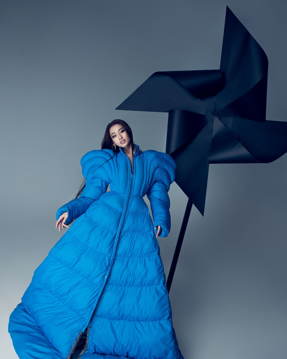 Qua cách tạo dáng chuẩn high fashion cùng đôi chân dài 1m22, Lương Thùy Linh thuộc số ít người đẹp có thể diện những thiết kế kén người mặc. (Ảnh: CTV/Vietnam+)