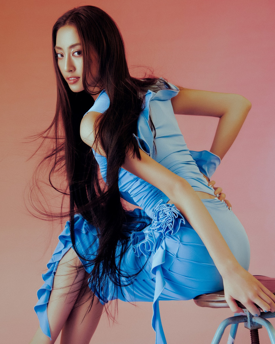 Để mừng sinh nhật tuổi 22, nàng hậu cùng êkíp thực hiện bộ ảnh thể hiện sự biến hóa da dạng qua từng trang phục. (Ảnh: CTV/Vietnam+)