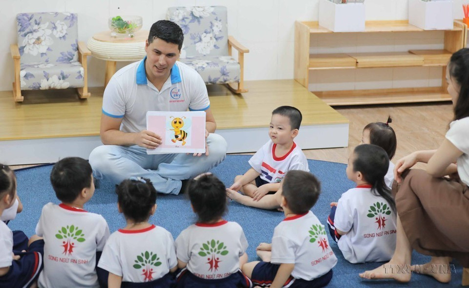 Một tiết học tiếng Anh cùng giáo viên nước ngoài của học sinh trường mầm non An Sinh (Đồng Hới, Quảng Bình). (Ảnh: Thanh Tùng/TTXVN)