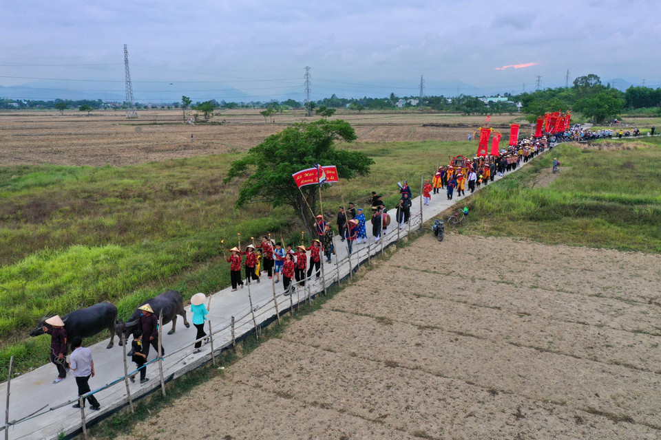 Đông đảo người dân tham gia đoàn rước Thần Nông từ Cồn Thần về đình Thần Nông. (Ảnh: Trần Lê Lâm/ TTXVN)