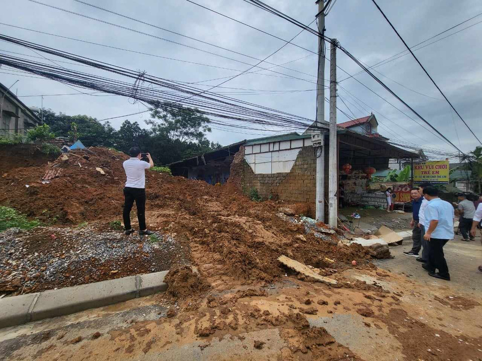 Hiện trường vụ sập tường. ( Ảnh: Mạnh Khánh/Vietnam+)