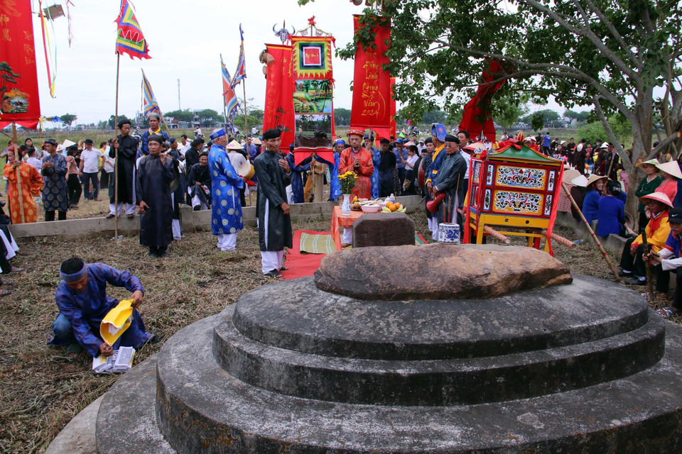 Nghi lễ xin rước Thần Nông từ Cồn Thần về đình Thần Nông tại Lễ hội Mục đồng làng Phong Lệ. (Ảnh: Trần Lê Lâm/TTXVN)