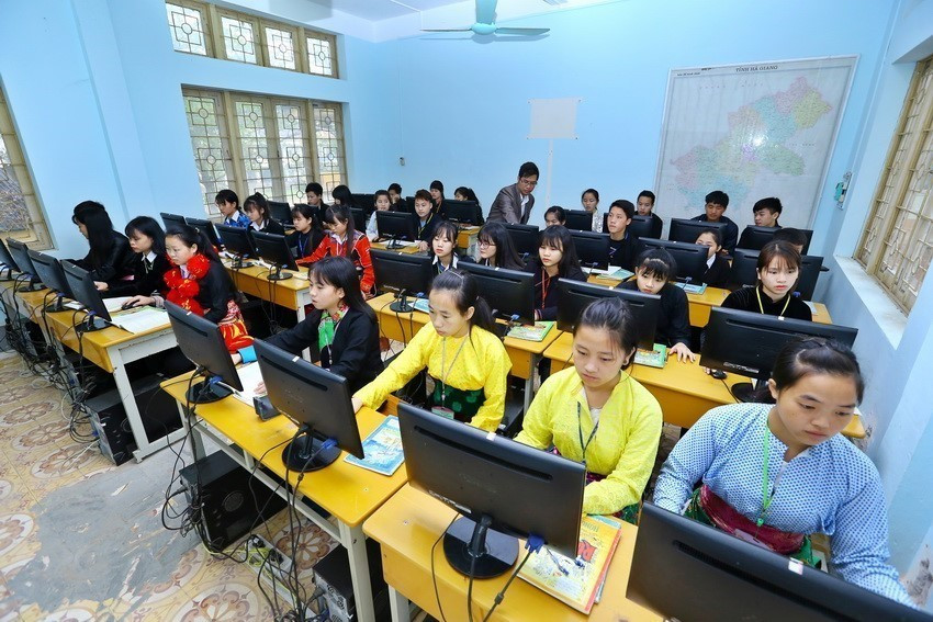 Tiết học thực hành môn Tin học của học sinh lớp 11, trường PTDTNT tỉnh Hà Giang, tạo hứng thú cho học sinh, giúp các em tiếp thu bài nhanh hơn, có điều kiện mở rộng và nắm vững hơn các kiến thức đã học. (Ảnh: Minh Quyết/TTXVN)