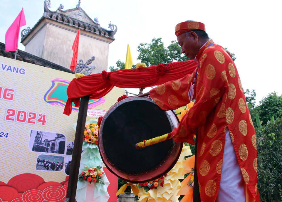 Đánh trống khai mạc Lễ hội Mục đồng làng Phong Lệ tại Đà Nẵng. (Ảnh: Trần Lê Lâm/TTXVN)