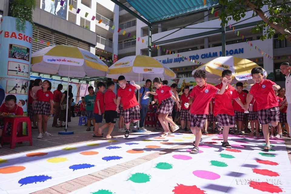 Học sinh trường Tiểu học Thành Công B, quận Ba Đình (Hà Nội) tham gia trò chơi tại Ngày hội sắc màu - Cuộc thi vẽ tranh với chủ đề “Thiếu nhi Việt Nam làm nghìn việc tốt”. (Ảnh: TTXVN phát)