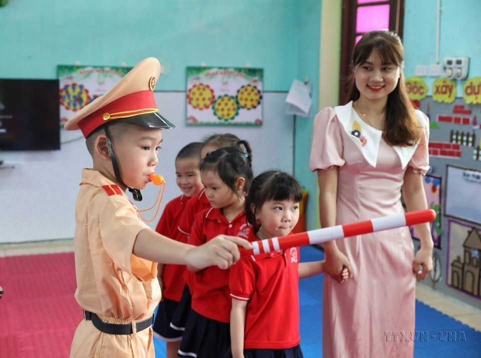 Trường Mầm non Đa Mai, thành phố Bắc Giang(Bắc Giang) sáng tạo, lồng ghép giáo dục an toàn giao thông vào giờ "trò truyện buổi sáng" kết hợp với hoạt động vui chơi...từ đó hình thành thói quen, ý thức khi tham gia giao thông cho trẻ. (Ảnh: Danh Lam/TTXVN)