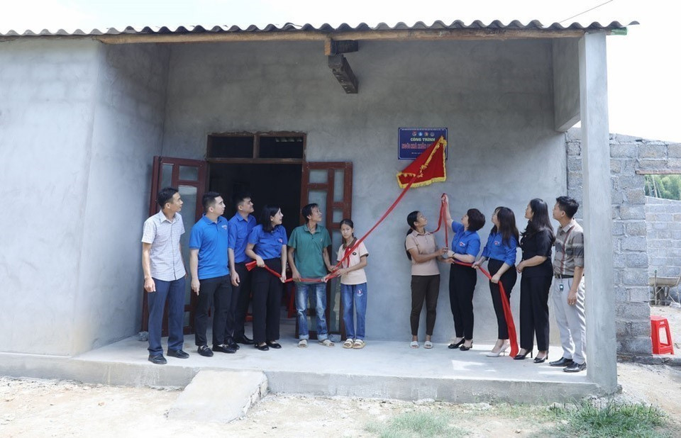 Tỉnh đoàn Lạng Sơn tặng quà Tết Trung thu, khánh thành và bàn giao “Ngôi nhà khăn quàng đỏ” cho thiếu nhi có hoàn cảnh khó khăn. (Ảnh: Anh Tuấn/TTXVN)