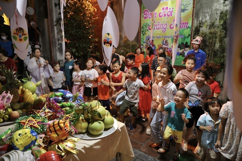 Thiếu nhi Thủ đô vui Tết Trung thu sau một năm phải đóng cửa vì dịch Covid-19. (Ảnh: Minh Quyết/TTXVN)