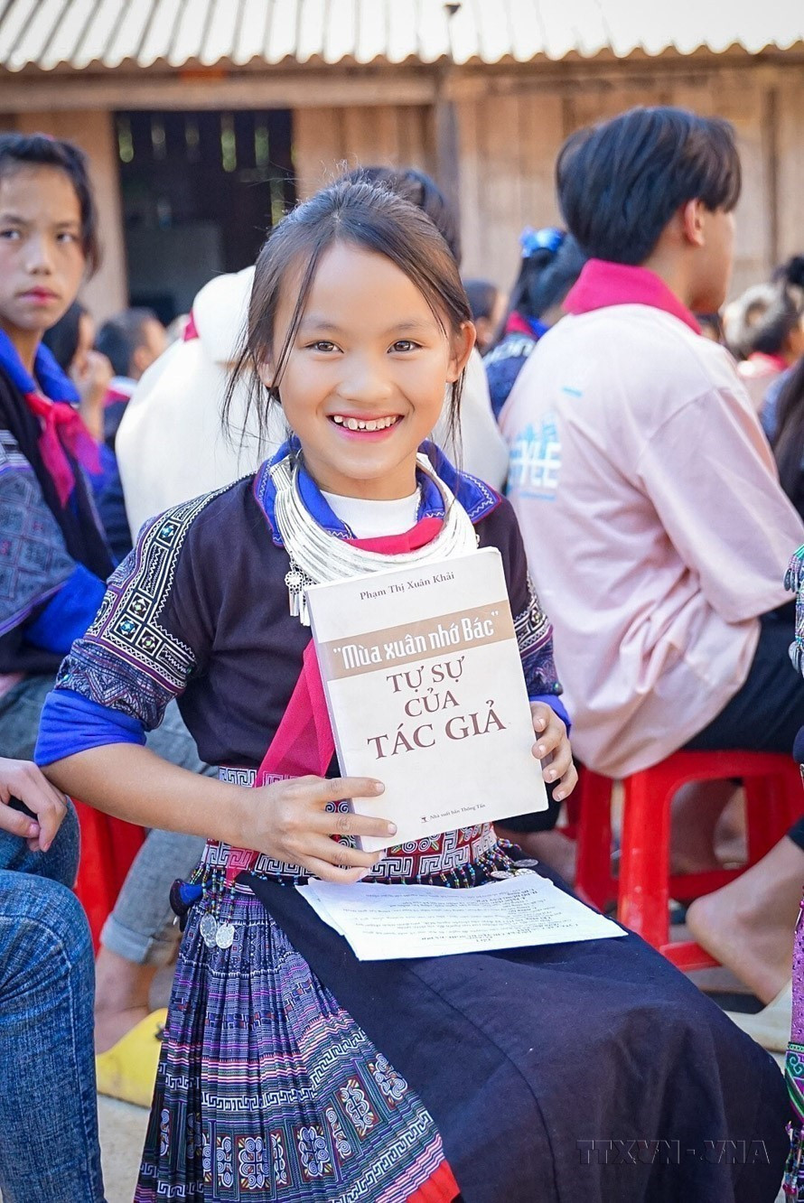 Học sinh trường PTDT bán trú Tiểu học và THCS Chế Tạo, huyện Mù Căng Chải (Yên Bái) thích thú khi được nhận cuốn sách ý nghĩa trong chương trình "Tủ sách Đinh Hữu Dư" do Đoàn Thanh niên TTXVN trao tặng. (Ảnh: Khánh Hoà/TTXVN)