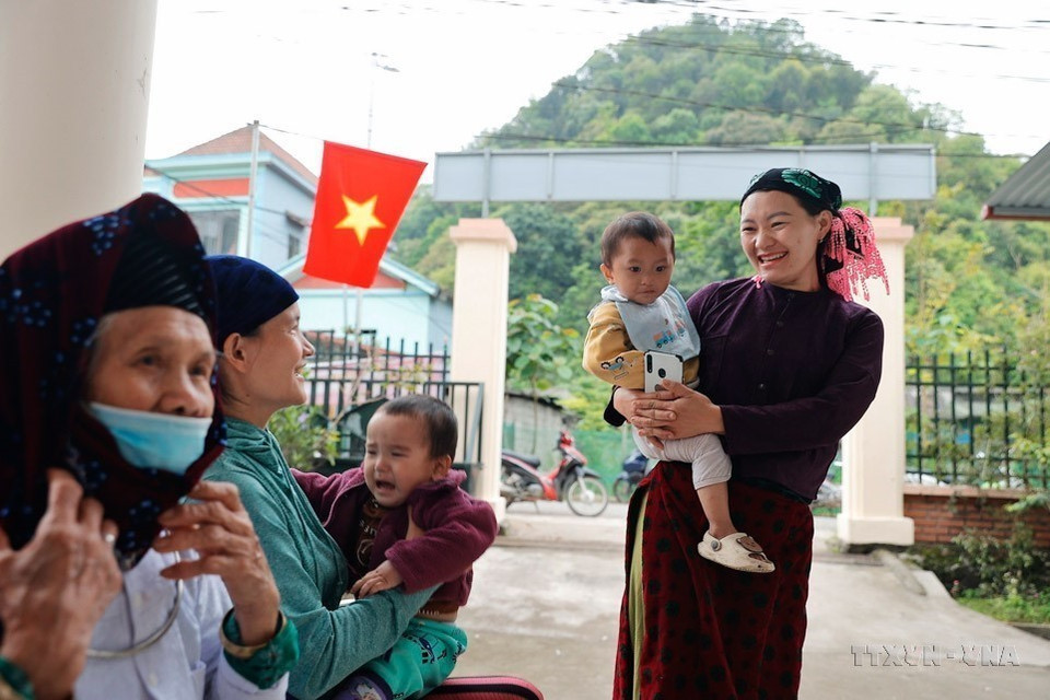 Người dân cho trẻ trong độ tuổi đến tiêm vaccine tại trạm y tế xã Thanh Vân (huyện Quản Bạ, tỉnh Hà Giang). (Ảnh: Minh Quyết/TTXVN)