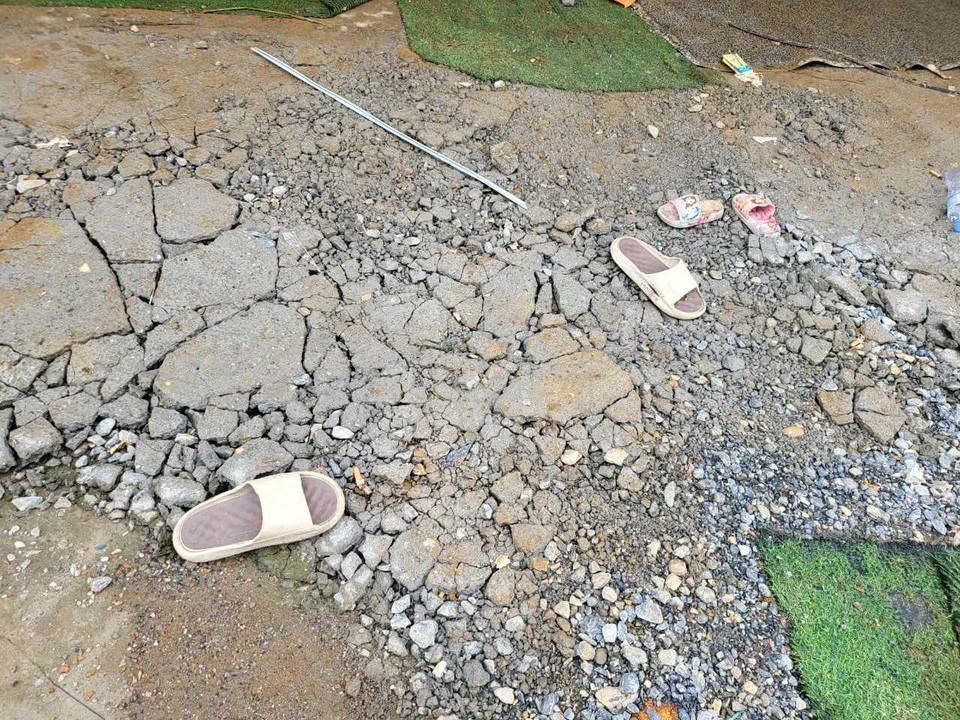 Dép của các nạn nhân được tìm thấy ở hiện trường. ( Ảnh: Mạnh Khánh/Vietnam+)