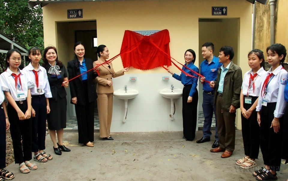 Tỉnh đoàn Nam Định tổ chức khánh thành công trình "Nhà vệ sinh cho em" tại Trường THCS Hoàng Nam (xã Hoàng Nam, huyện Nghĩa Hưng). (Ảnh: Nguyễn Lành/TTXVN)