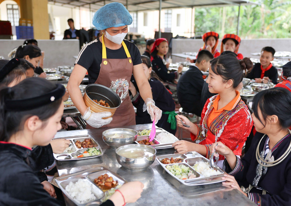 Mỗi bữa ăn ngon, đảm bảo Vệ sinh An toàn Thực Phẩm cho học sinh vùng dân tộc thiểu số tỉnh Tuyên Quang là công sức, tình yêu thương của thầy cô trong nuôi dạy và chăm sóc các em. (Ảnh: Thanh Tùng/TTXVN)