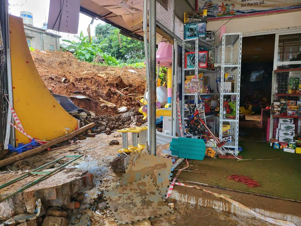 Bức tượng bị đổ làm ngôi nhà do mưa lớn khiến 3 cháu bé tử vong. (Ảnh: Mạnh Khánh/Vietnam+)