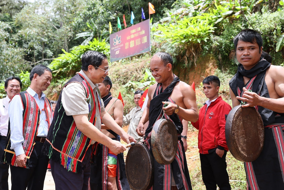Đồng bào dân tộc xã Măng Ri, huyện Tu Mơ Rông đón Thủ tướng Phạm Minh Chính. (Ảnh: Dương Giang/TTXVN)