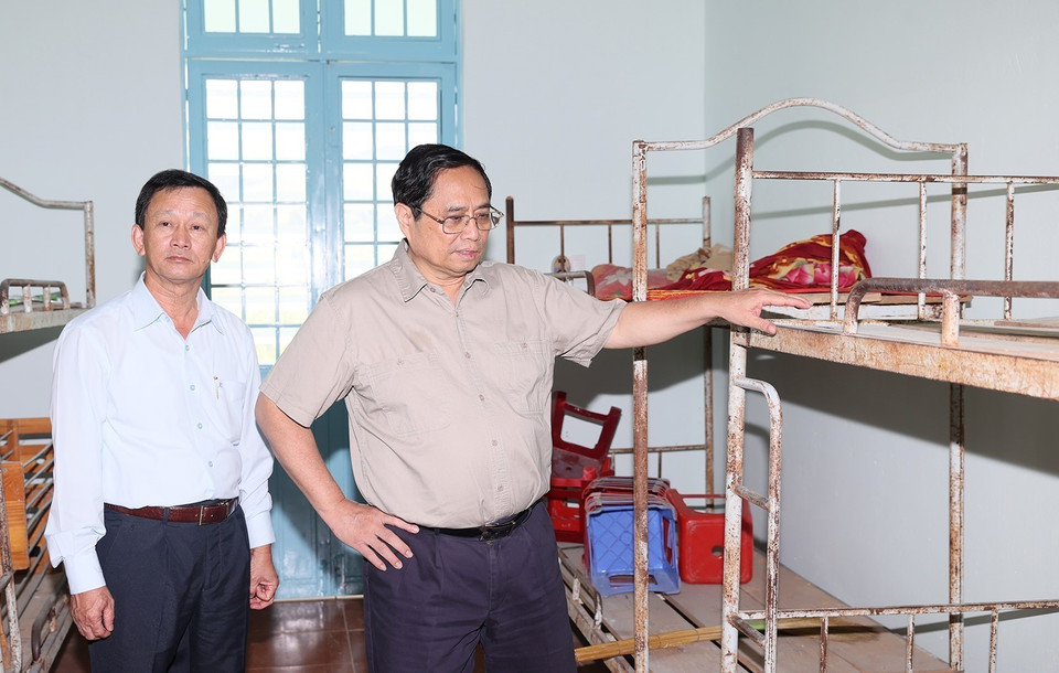 Thủ tướng Phạm Minh Chính kiểm tra cơ sở vật chất Trường Phổ thông Dân tộc Nội trú huyện Tu Mơ Rông, tỉnh Kon Tum. (Ảnh: Dương Giang/TTXVN)