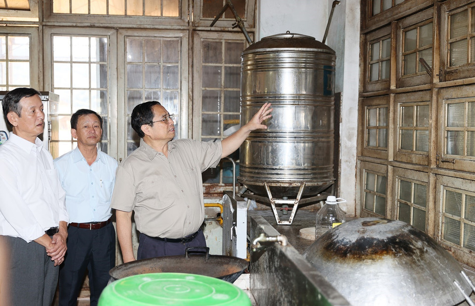 Thủ tướng Phạm Minh Chính kiểm tra cơ sở vật chất Trường Phổ thông Dân tộc Nội trú huyện Tu Mơ Rông, tỉnh Kon Tum. (Ảnh: Dương Giang/TTXVN)