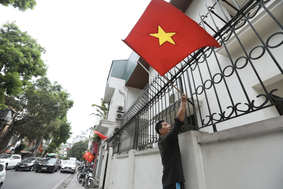 Người dân tổ dân phố số 2, phường Cửa Nam (quận Hoàn Kiếm) treo cờ Tổ quốc chào mừng kỷ niệm 78 năm Cách mạng Tháng Tám thành công (19/8/1945-19/8/2023) và Quốc khánh 2/9. (Ảnh: Tuấn Anh/TTXVN)