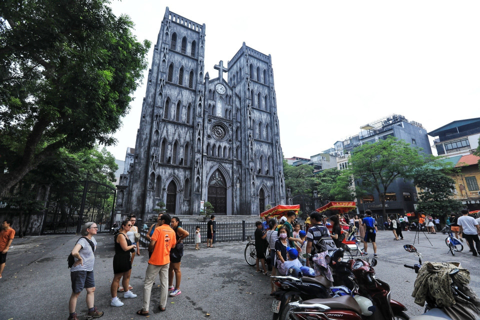 Các du khách trong nước và quốc tế đến thủ đô Hà Nội trong ngày 19/8. (Ảnh: Tuấn Anh/TTXVN)