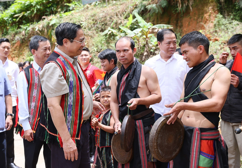 Thủ tướng Phạm Minh Chính với nhân dân xã Măng Ri, huyện Tu Mơ Rông. (Ảnh: Dương Giang/TTXVN)