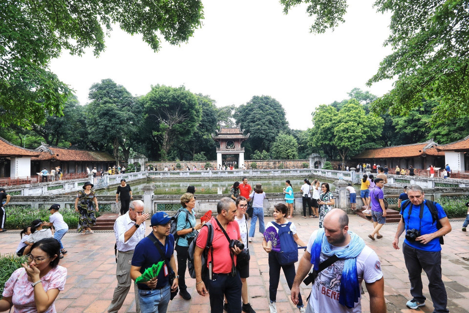 Các du khách trong nước và quốc tế đến Thủ đô Hà Nội trong ngày 19/8. (Ảnh: Tuấn Anh/TTXVN)