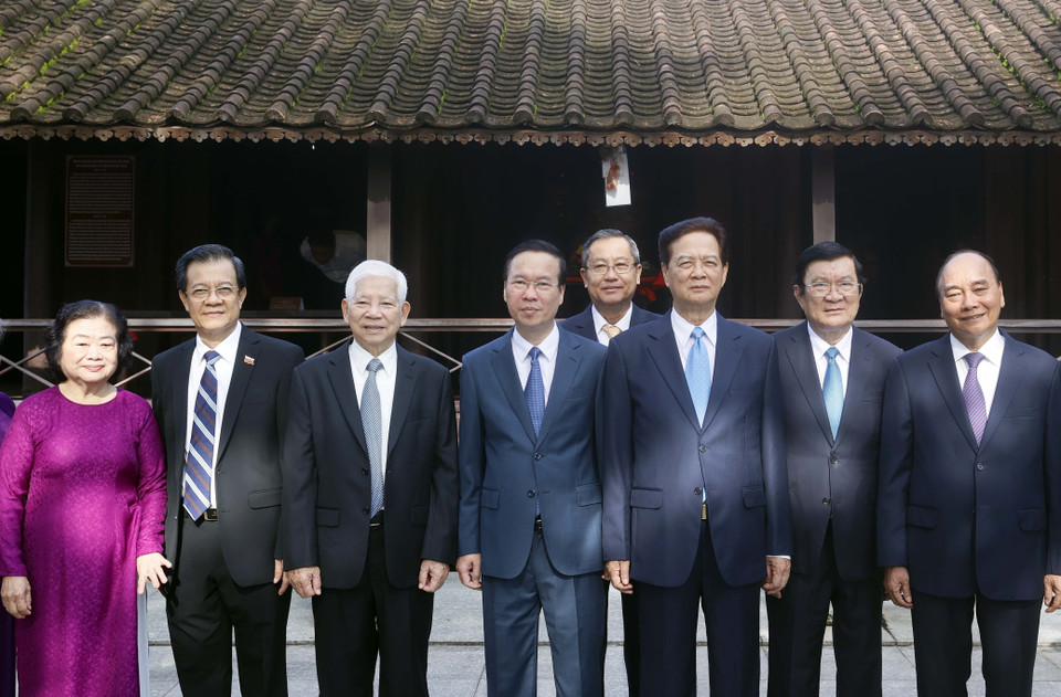 Chủ tịch nước Võ Văn Thưởng và các lãnh đạo, nguyên lãnh đạo Đảng, Nhà nước chụp ảnh lưu niệm tại Nhà Lưu niệm thời niên thiếu của Chủ tịch Tôn Đức Thắng. (Ảnh: Thống Nhất/TTXVN)