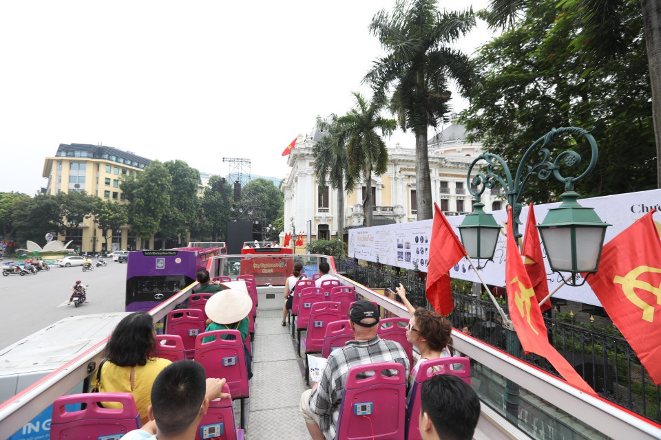 Du khách trong nước và quốc tế đến với Thủ đô trong những ngày tháng Tám lịch sử. (Ảnh: Minh Quyết/TTXVN)