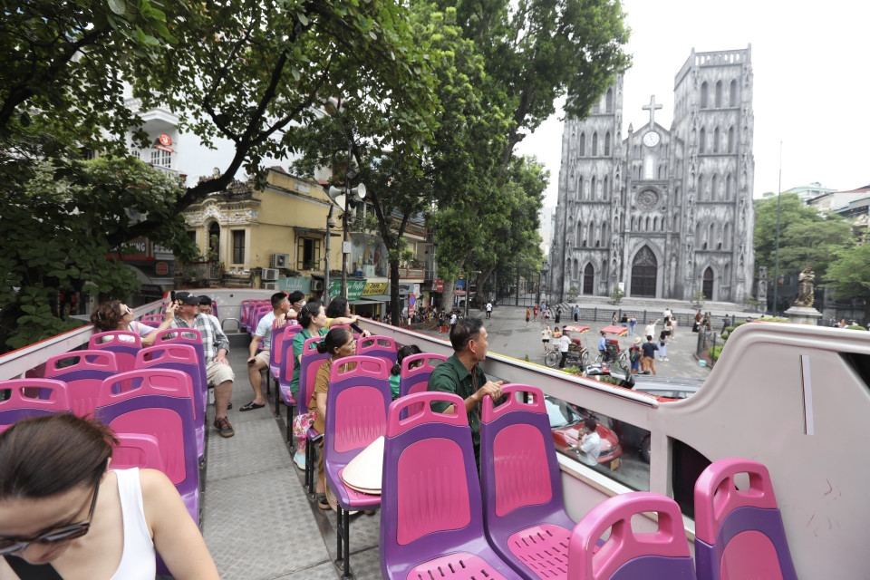 Du khách trong nước và quốc tế đến với Thủ đô trong những ngày Tháng Tám lịch sử. (Ảnh: Minh Quyết/TTXVN)