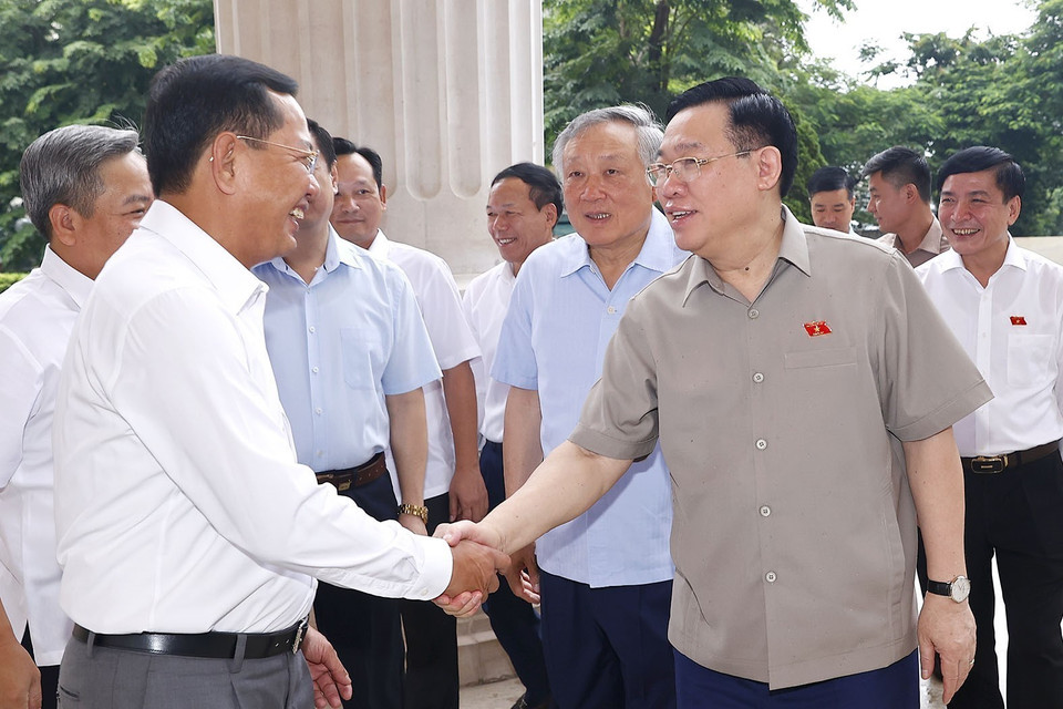 Chủ tịch Quốc hội Vương Đình Huệ với lãnh đạo Tòa án Nhân dân Tối cao. (Ảnh: Doãn Tấn/TTXVN)