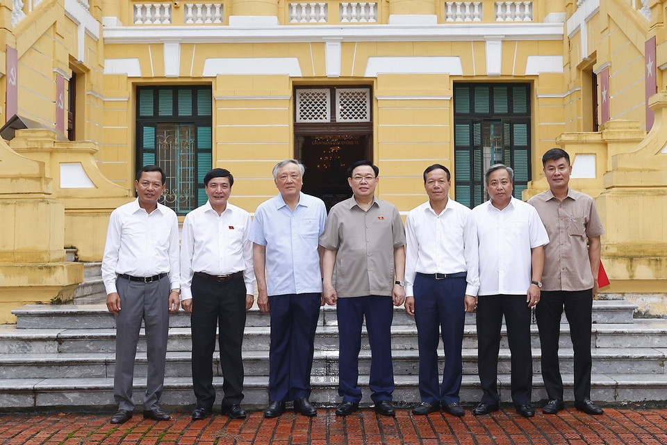 Chủ tịch Quốc hội Vương Đình Huệ với lãnh đạo Tòa án Nhân dân Tối cao. (Ảnh: Doãn Tấn/TTXVN)