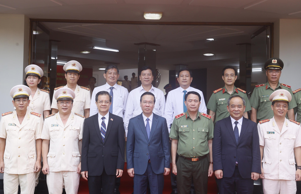 Chủ tịch nước Võ Văn Thưởng và đại biểu chụp ảnh chung với lãnh đạo Công an tỉnh An Giang. (Ảnh: Thống Nhất/TTXVN)