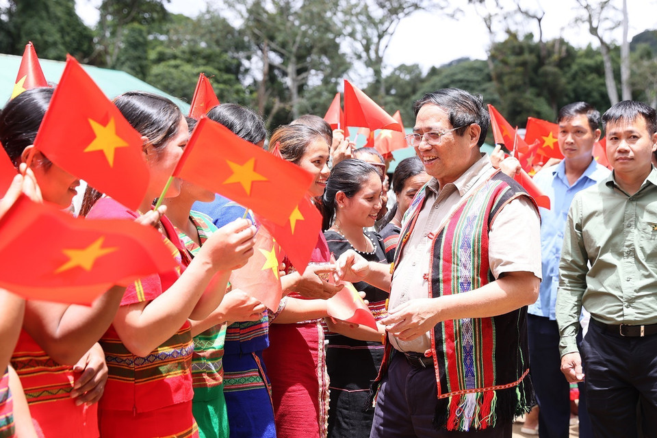 Đồng bào dân tộc xã Măng Ri, huyện Tu Mơ Rông đón Thủ tướng Phạm Minh Chính. (Ảnh: Dương Giang/TTXVN)