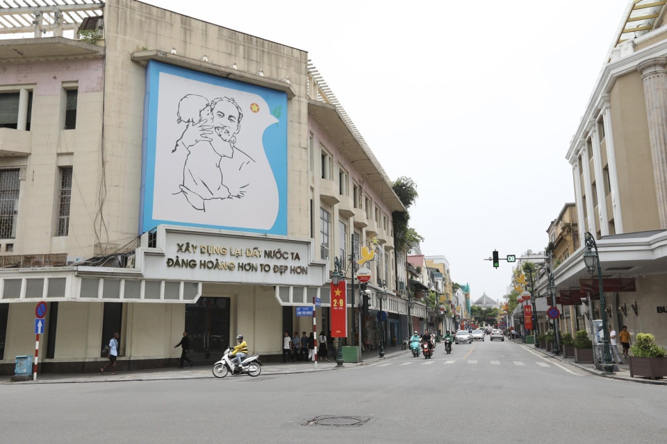 Ngày 19/8 cách đây 78 năm, dưới sự bảo vệ của Thanh niên tự vệ, Đoàn Thanh niên Cứu quốc thành Hoàng Diệu, quần chúng nội-ngoại thành phố xếp thành đội ngũ, đi từ Nhà hát Lớn qua đường Paul Bert (nay là phố Tràng Tiền) tỏa đi khắp các phố phường và hô vang khẩu hiệu: 'Ủng hộ Việt Minh!,' 'Đả đảo bù nhìn!,' 'Việt Nam độc lập!' (Ảnh: Tuấn Anh/TTXVN)