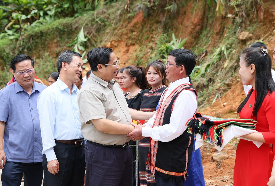 Thủ tướng Phạm Minh Chính với nhân dân xã Măng Ri, huyện Tu Mơ Rông. (Ảnh: Dương Giang/TTXVN)