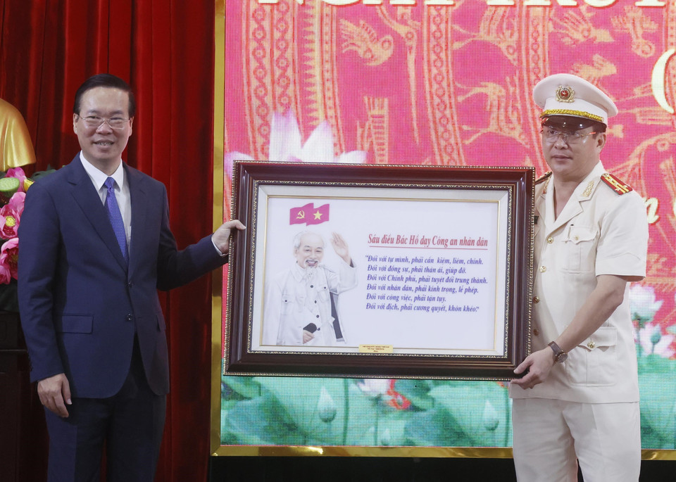 Chủ tịch nước Võ Văn Thưởng tặng Công an tỉnh An Giang bức ảnh về 'Sáu điều Bác Hồ dạy Công an Nhân dân.' (Ảnh: Thống Nhất/TTXVN)