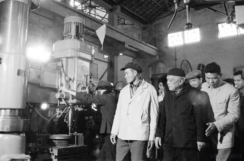 Chủ tịch Tôn Đức Thắng thăm Nhà máy Cơ khí Mai Động (Hà Nội), ngày 1/1/1970. (Ảnh: TTXVN)