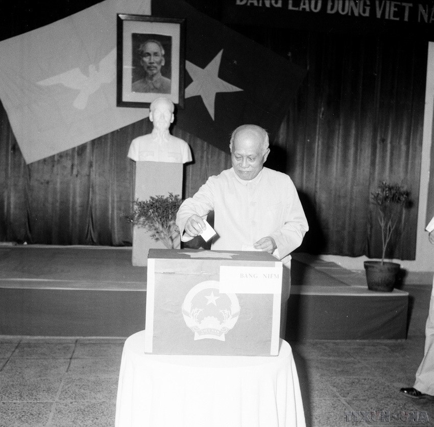 Phó Chủ tịch nước Tôn Đức Thắng bỏ phiếu bầu cử Đại biểu Quốc hội khóa III, ngày 26/4/1964, tại khu Hoàn Kiếm, Hà Nội. (Ảnh: TTXVN)